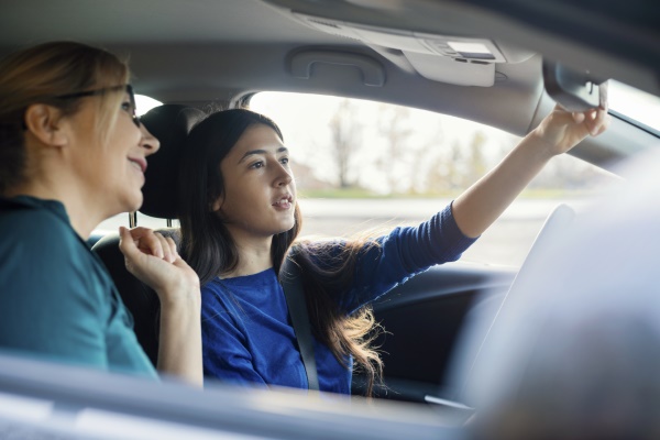 Fahranfängerin nutzt Carsharing zusammen mit einer erfahrenen Begleitperson, um Fahrpraxis mit dem Führerschein ab 17 zu erlangen.