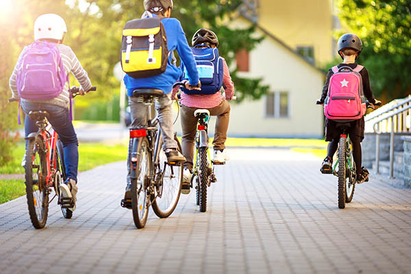 Fahrgemeinschaft mit dem Fahrrad: Schulkinder fahren gemeinsam mit dem Rad zur Schule.