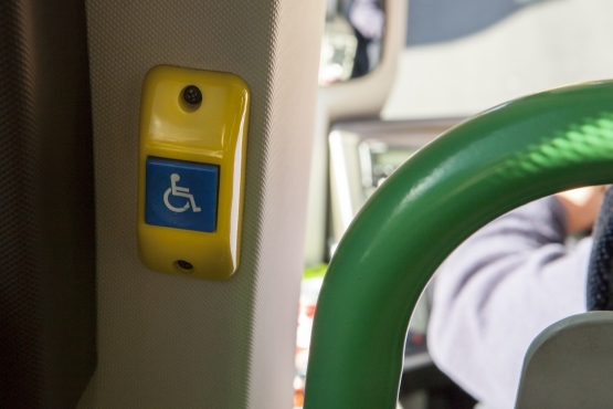   Transporte público adaptado: un botón en un autobús para solicitar asistencia al conductor del vehículo.