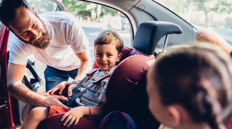 Wie werden Kinder korrekt im Auto gesichert? Wir informieren zu Sicherheitsregeln für Autofahrer und geben Tipps zum perfekten Kindersitz.