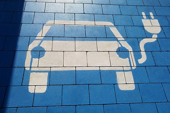 En muchas ciudades los coches eléctricos pueden aparcar gratis