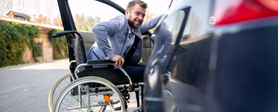 Transporte adaptado para personas con movilidad reducida: un usuario de silla de ruedas accede a su vehículo.