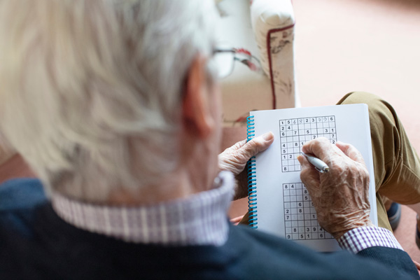 Rentner löst ein Sudoku-Rätsel.